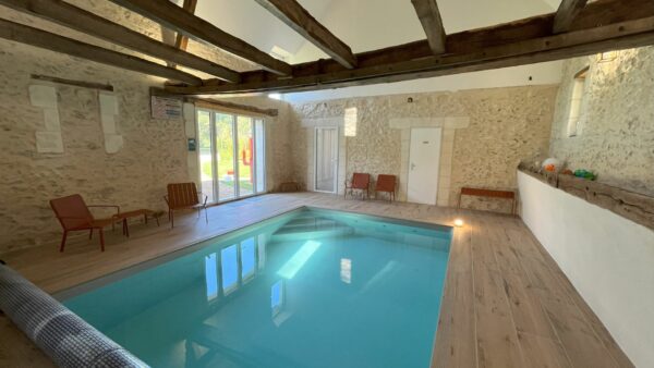 Gîte familial avec une grande piscine en Touraine Gîte familial avec une grande piscine en Touraine