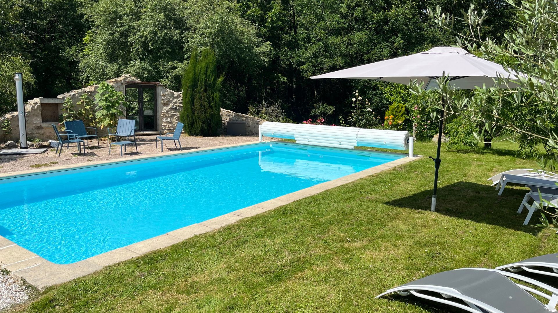 Gîte familiale avec grande piscine extérieur Gîte familiale avec grande piscine extérieur